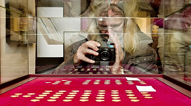 Západo�eské muzeum v Plzni p�edstavuje  Nedra�ický poklad. Stovky mincí ze 14....