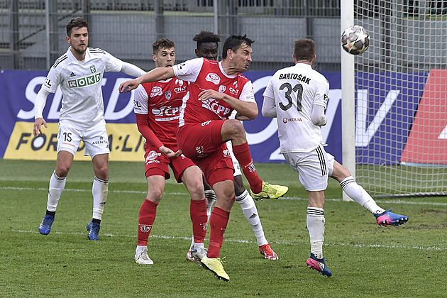 Karviná - Pardubice 3:2, první výhru doma i naději na záchranu trefil Durosinmi v závěru