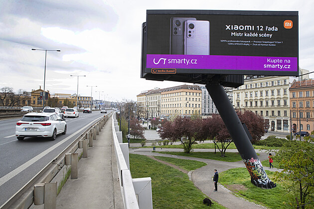 V Praze na Tnov je ji léta nepovolený billboard. (21. dubna 2022)
