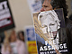 Píznivci Juliana Assange se seli ped soudem v Londýn. (20. dubna 2022)