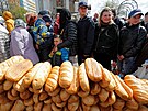 Velikonoce v Mariupolu. Proruské jednotky rozdávají obyvatelm znieného msta...