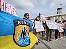 Kyjev. Demonstrace na podporu pluku Azov, který brání pístav Mariupol (25....