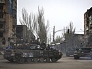 Ruské tanky v ulicích Mariupolu (23. dubna 2022)