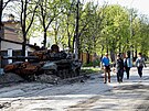 Zniený tank v ulicích Mariupolu (26. dubna 2022)