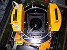 Letecký fotoaparát LMK-1000 zabudovaný v hydraulickém rámu v podlaze trupu...