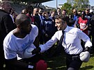 Emmanuel Macron bhem pedvolební kampan na pedmstí Paíe Saint-Denis (21....