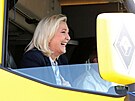 Marine Le Penová se bhem kampan u msta Arras posadila za volant nákladního...