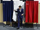 Emmanuel Macron s chotí Brigitte odevzdal svj hlas ve mst Le Touquet v...