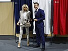 Emmanuel Macron s chotí Brigitte odevzdal svj hlas ve mst Le Touquet v...