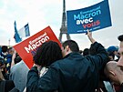 Píznivci Emmanuela Macrona oslavují vítzství v prezidentských volbách. (24....