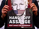 Píznivci Juliana Assange se seli ped soudem v Londýn. (20. dubna 2022)