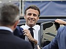 Prezident Emmanuel Macron pijídí do televizního studia. (20. dubna 2022)