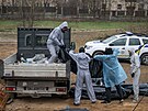 Francouztí a ukrajintí forenzní experti vyzvedávají tla obtí ruské agrese z...