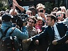Francouzský prezident Emmanuel Macron s píznivci, kdy míil do volební...