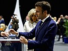 Francouzský prezident Macron spolu s první dámou odevzdal svj hlasovací...