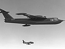 První prototyp XP6M-1 v letu. Doprovodný letoun je FJ-2 Fury (tj. palubní verze...