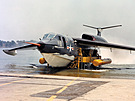 Létající lun Martin P6M-2 SeaMaster na pomocném podvozku vyjídí na beh.