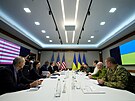Amerití ministi Blinken a Lloyd jednali v Kyjev se Zelenským. (25. dubna...