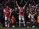 Záloník Granit Xhaka z Arsenalu oslavuje svj gól proti Manchesteru United.