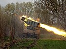 Ukrajintí vojáci odpalují rakety ze systému BM-21 Grad. BM-21 Grad je sovtský...