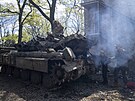Ukrajintí vojáci opravují tank po bojích proti ruským jednotkám v Doncké...