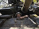Ukrajintí vojáci opravují tanky po bojích proti ruským jednotkám v Doncké...