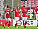 Jakub Neas (. 25) slaví se spoluhrái ze Zbrojovky Brno gól proti Tinci.