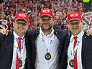 Hlavní trenér Václav Varaa (uprosted) se s Tincem louí se zlatou medailí na...