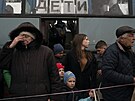 Obyvatelé ukrajinského Mariupolu vystupují z autobus v uprchlickém centru v...
