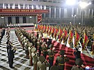 Vdce KLDR Kim ong-un se úastní vojenské pehlídky k 90. výroí zaloení...