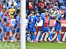 Plzetí fotbalisté oslavují rychlou branku do sít Slovácka.