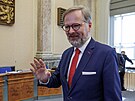 Premiér Petr Fiala pichází na jednání vlády. (13. dubna 2022)