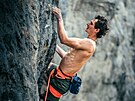 VÁE. Lezec Adam Ondra bhem svého oblíbeného skalního lezení.
