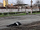 Zábry z obklíeného Mariupolu ukazují trosky a mrtvé lidi v ulicích
