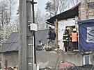 V sutin�ch rodinn�ho domu v Lou�ce na�li z�chran��i po v�buchu mrtvou �enu a...