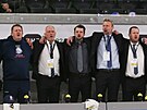 Realizaní tým eských hokejist do 18 let si uívají zpv hymny po výhe nad...