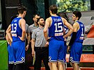 Basketbalisté USK Praha se radí.