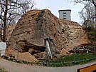 Zpevnn skaln stna v parku v Plzni-Lobzch. (19. 4. 2022)