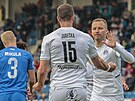Michal Kadlec (Slovácko) gratuluje spoluhrái Václavu Jurekovi ke gólu v...