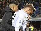 Andrei Radu, branká Interu Milán, opoutí trávník v slzách poté, co svou...