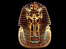 Slavn�, jeden�ct kilogram� v��c� zlat� maska, kter� byla polo�ena p�es hlavu...