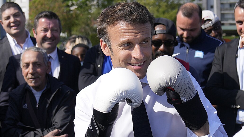 Emmanuel Macron bhem pedvolební kampan na paíském pedmstí Saint-Denis...