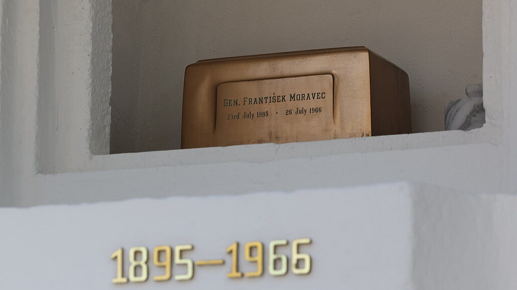 Pietní akt a ulo�ení ostatk� generála Franti�ka Moravce, str�jce operace...