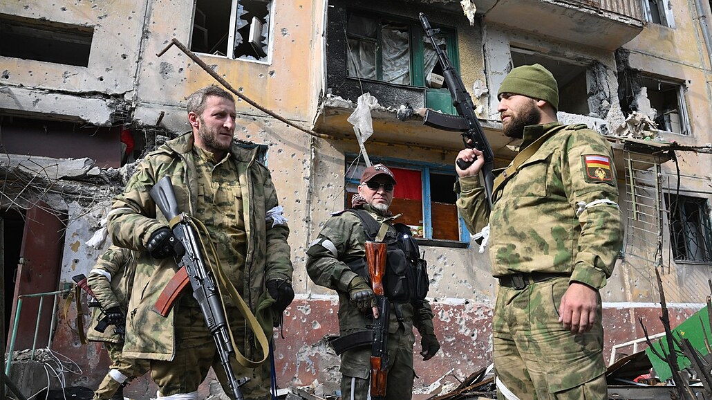 Najatí vojáci z Jiní Osetie bojující na stran ruské armády stojí u znieného...