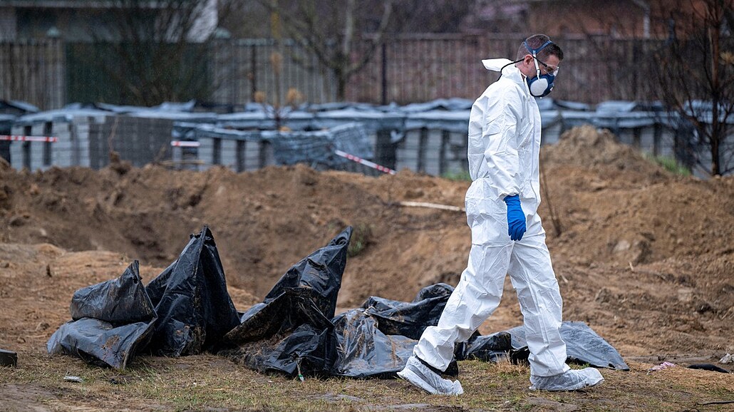 Francouztí a ukrajintí forenzní experti vyzvedávají tla obtí ruské agrese z...