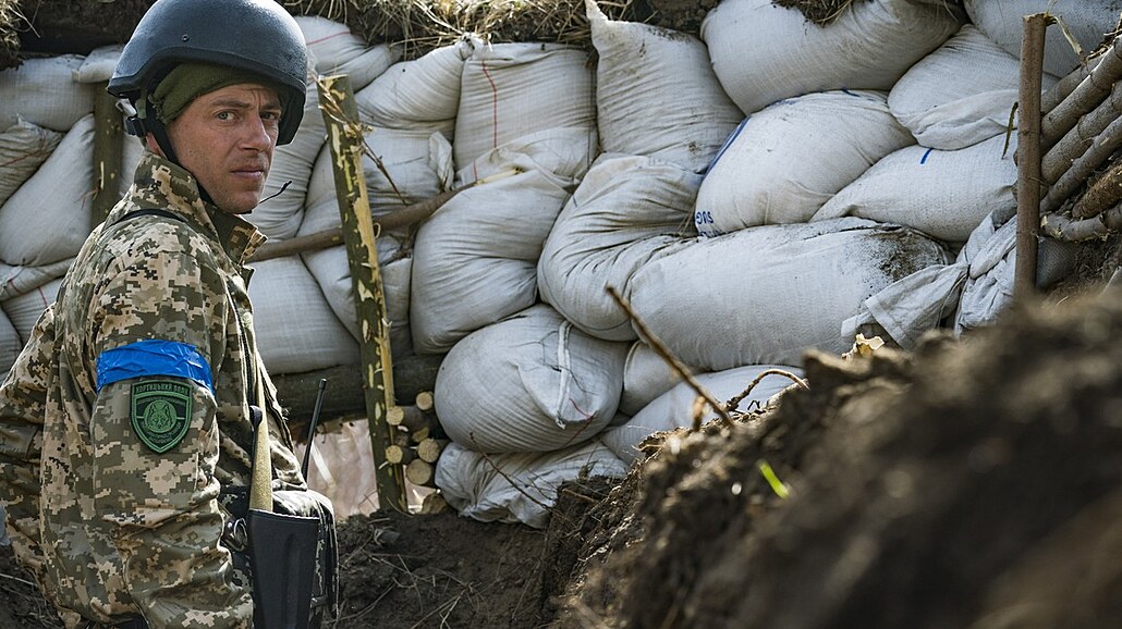 Ukrajinský voják v zákopech na okraji msta Záporoí. (31. bezna 2022)