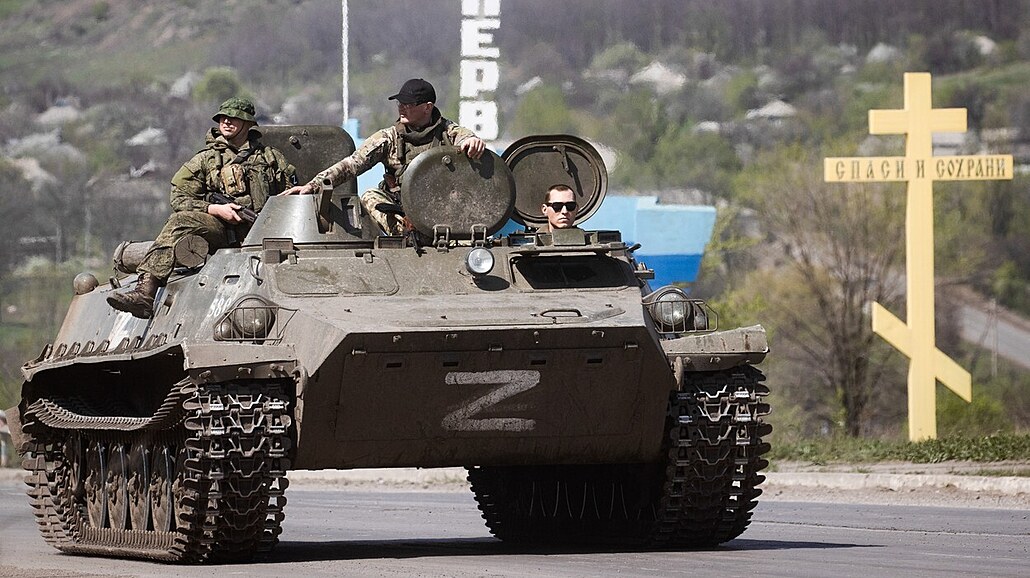 Vojáci samozvané Luhanské lidové republiky jedou ve vojenském vozidle ve mst...