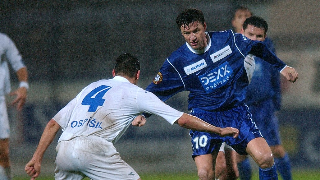 Pavel Holomek (v modrém) z Drnovic a Michal Pospí�il (v bílém) z Liberce v...