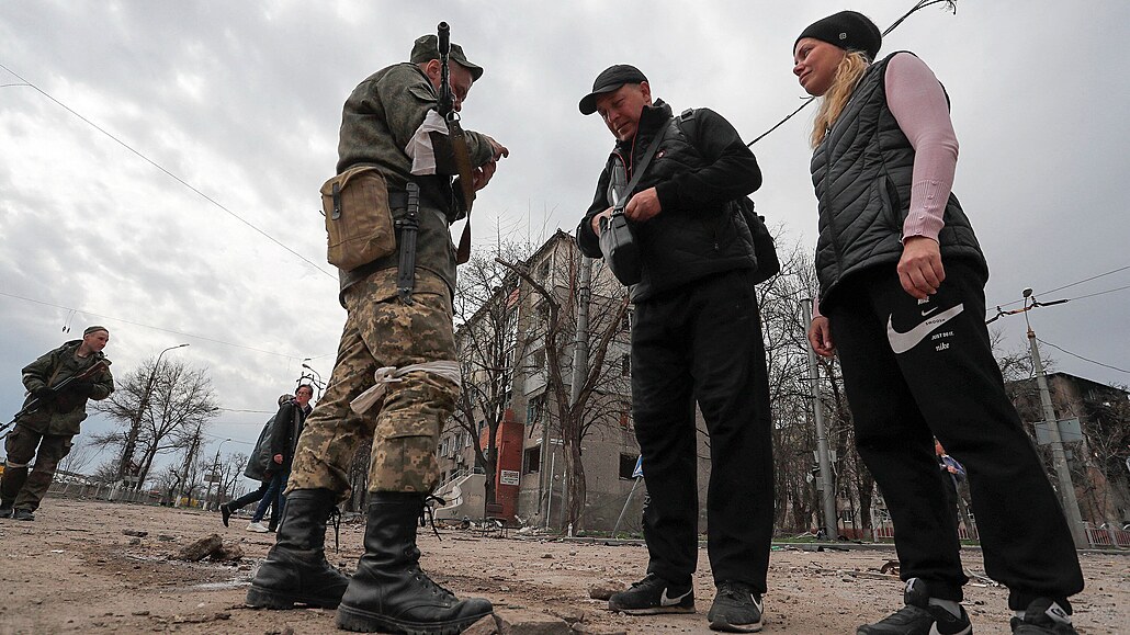 Příslušníci proruských jednotek zastavují civilisty ke kontrole jejich dokladů...