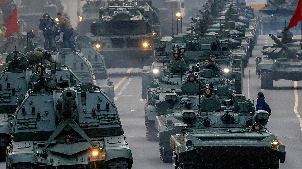 Ruská vojenská vozidla se 28. dubna 2022 úastní zkouky vojenské pehlídky k...